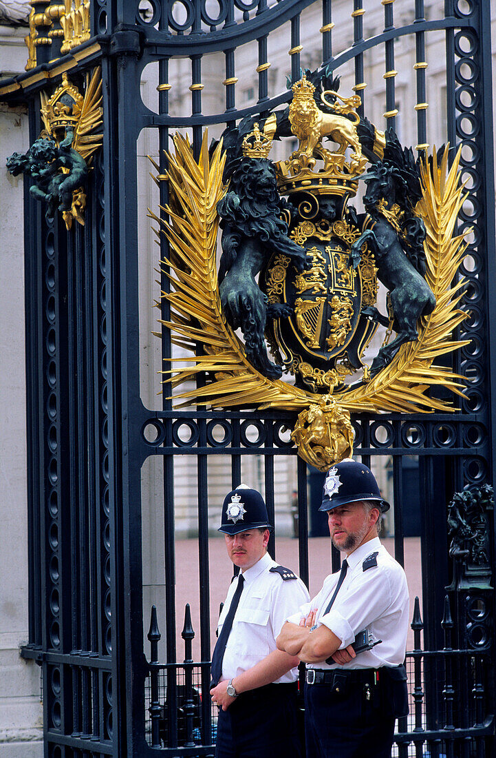 Europa, Grossbritannien, England, London, Bobbies am Buckingham Palace