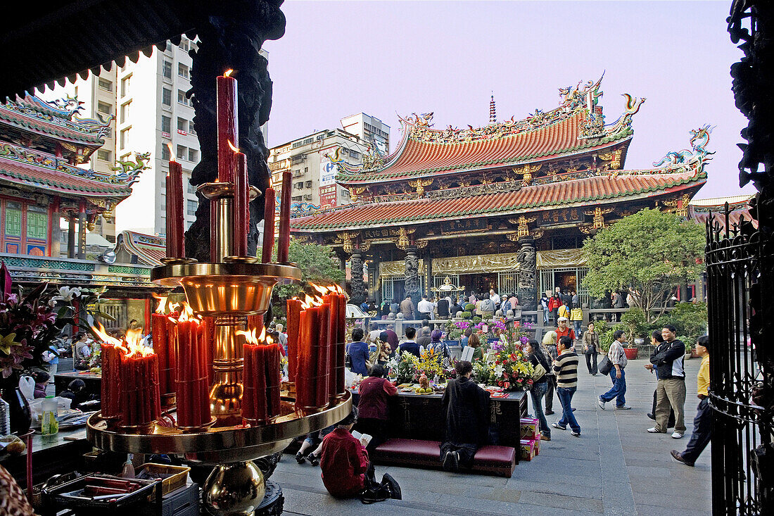 Nov. 2007. Taiwan. Taipei City. Longshan Temple