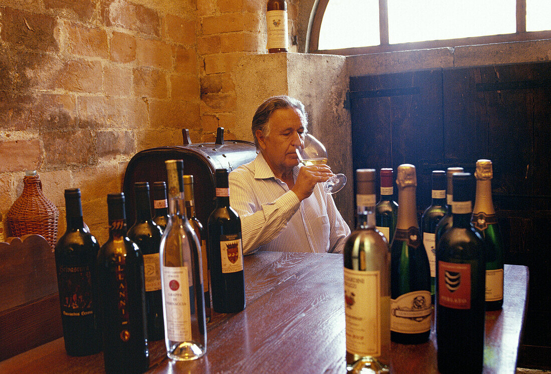 Fattoria (farm) di Cusona. Guicciardini-Strozzi wine producer, the Principe (prince) Strozzi in the winecellar. San Gimignano. Siena province. Tuscany. Italy.