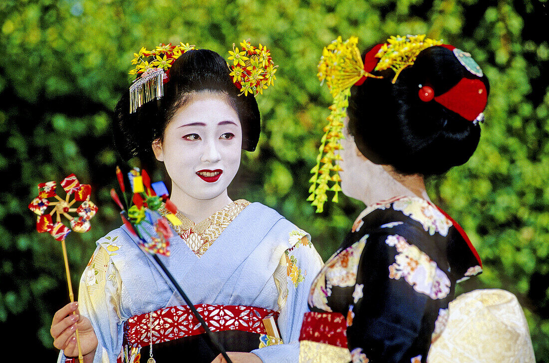Maikos (geisha apprentices). Kyoto, Japan