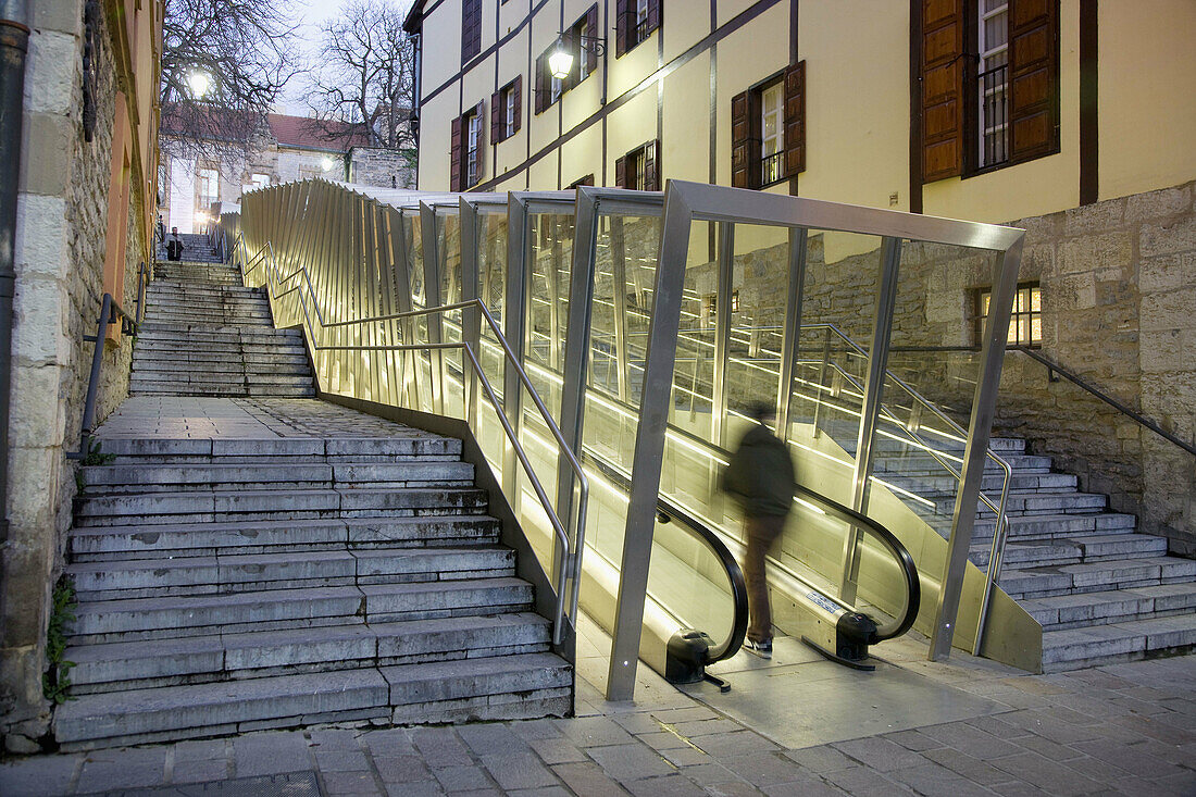 Fahrsteig, der die Altstadt mit der Stadt verbindet, Vitoria. Alava, Euskadi, Spanien