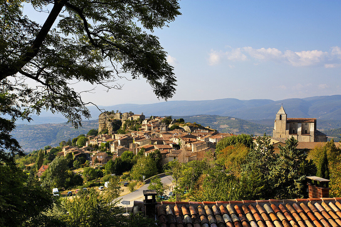 The ancient village of Saignon perched at a hill top. Luberon. Vaucluse. Provence-Alpes-Côte d’Azur. France.