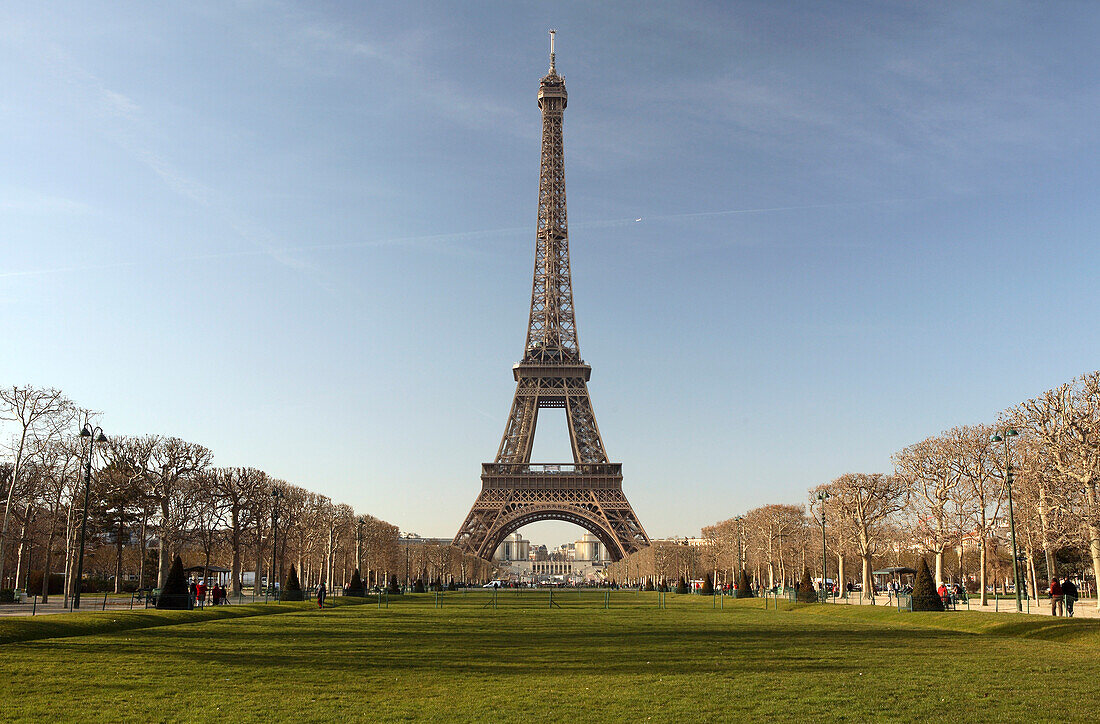 Eiffelturm und Parc du Champs de Mars, Paris, Frankreich