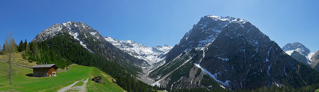 Almhütte mit Weg und Bergpanorama, Fundaistal, Pfafflar, Lechtaler Alpen, Tirol, Österreich