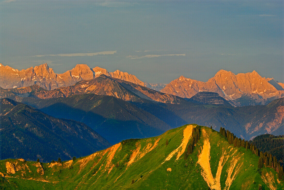 Hochplatte mit Karwendel bei Alpenglühen im Hintergrund vom Hirschberg, Bayerische Voralpen, Bayerische Alpen, Oberbayern, Bayern, Deutschland