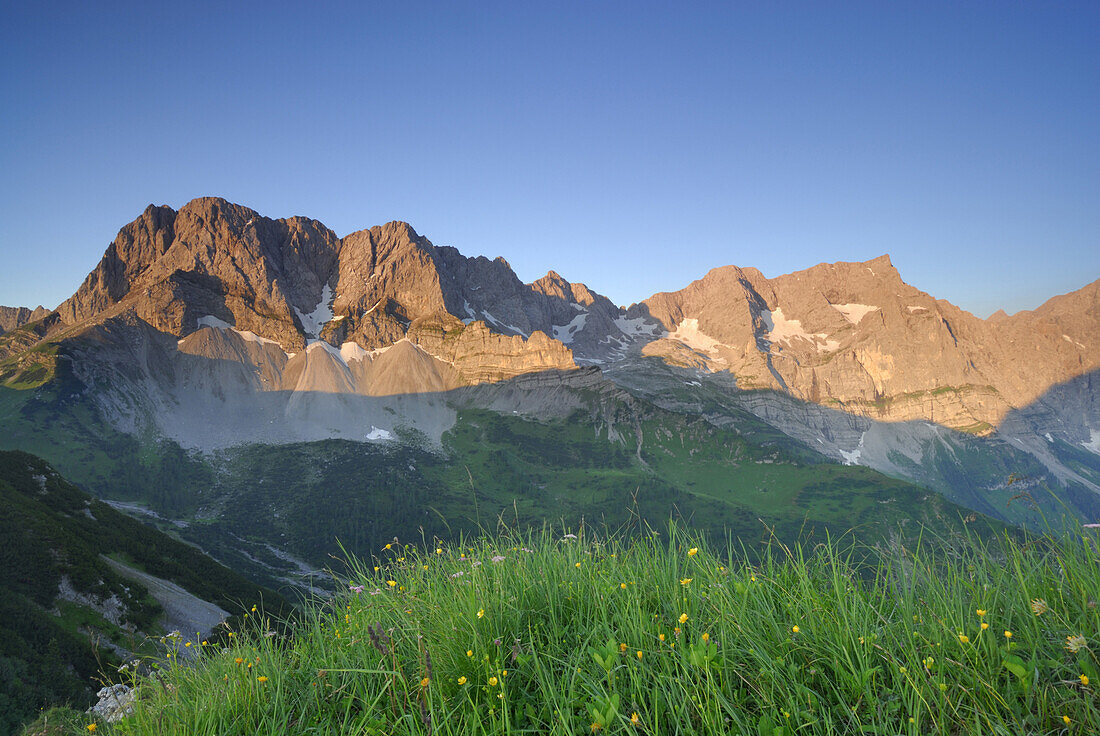 Bergkette im Alpenglühen, Karwendel, Tirol, Österreich