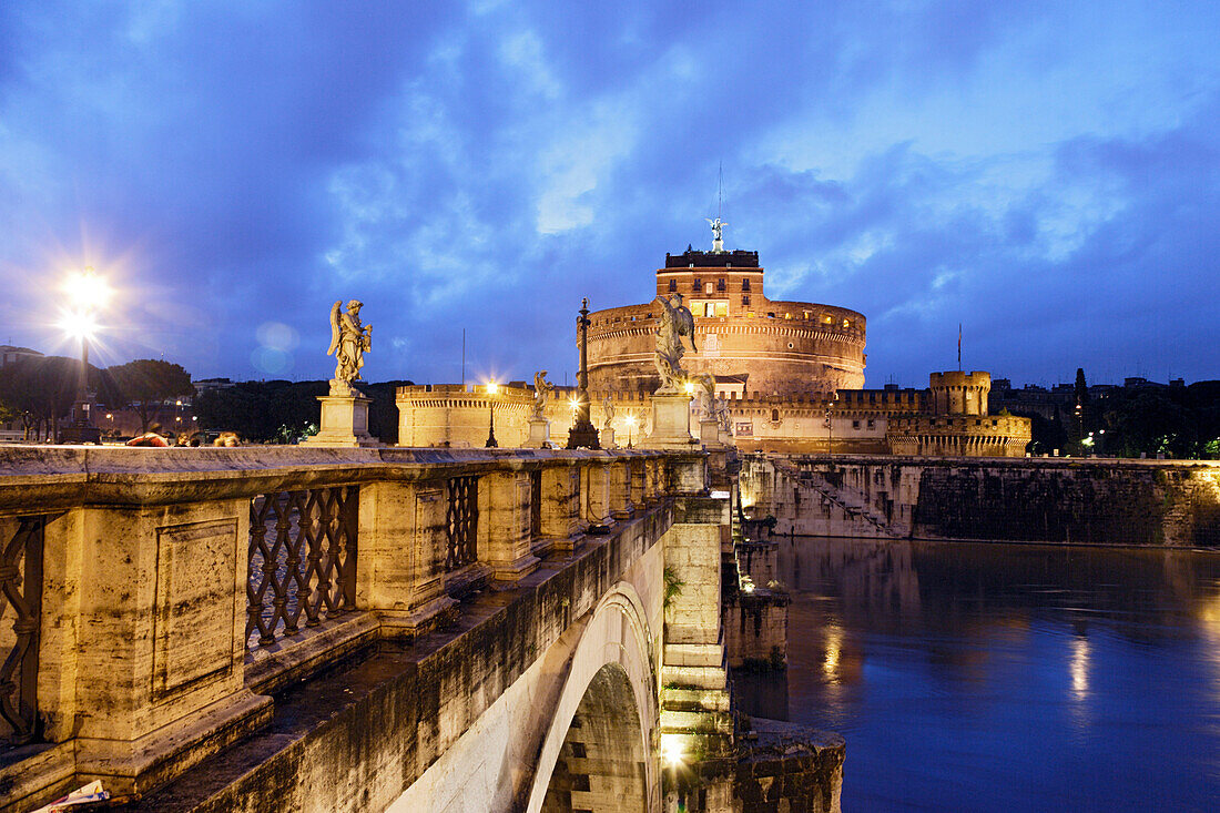 Engelsburg und Engelsbrücke am Abend, Rom, Italien