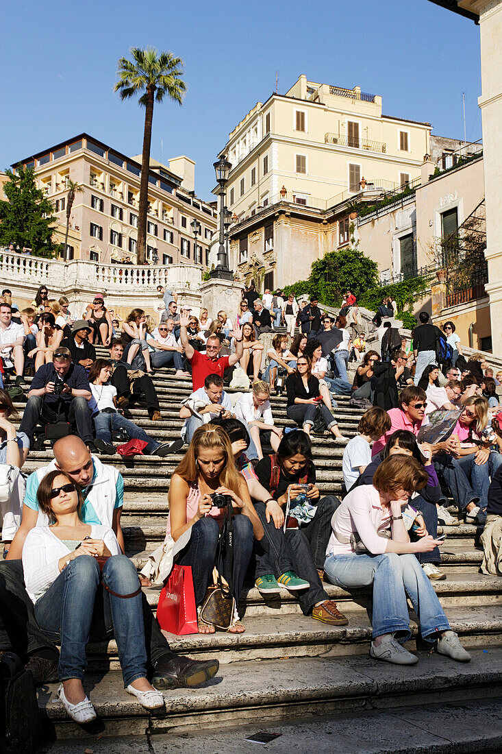 Besucher sitzen auf der Spanischen Treppe, Rom, Italien