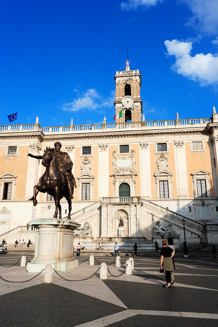 Kapitolsplatz mit Reiterstatue Marc Aurels, Senatorenpalast im Hintergrund, Rom, Italien