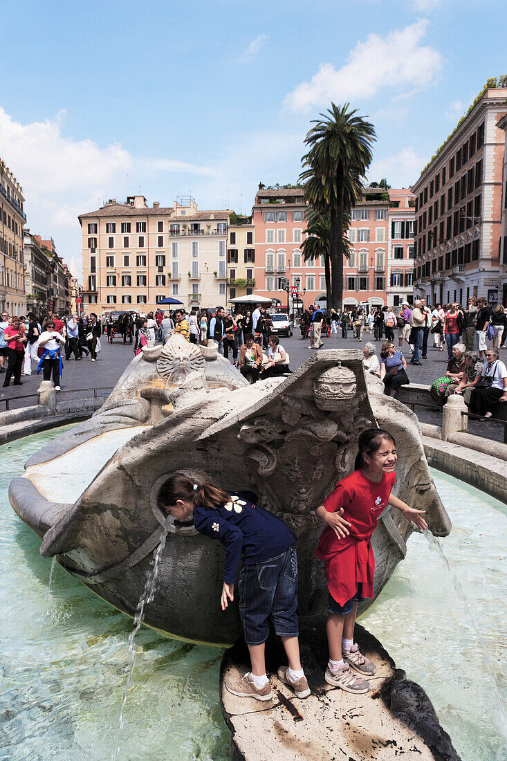 Fontana della Barcaccia auf der Piazza di Spagna, Rom, Italien