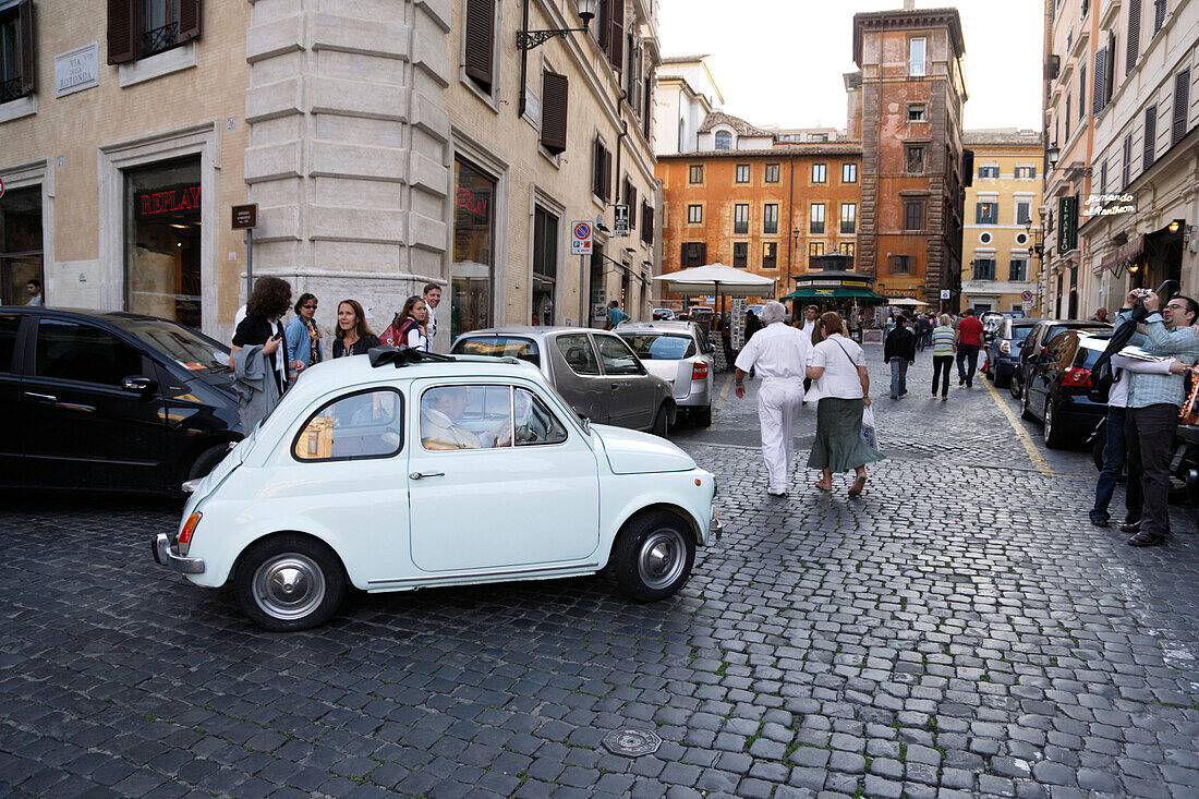 Verkehr auf der Piazza de Rotonda, Rom, Italien