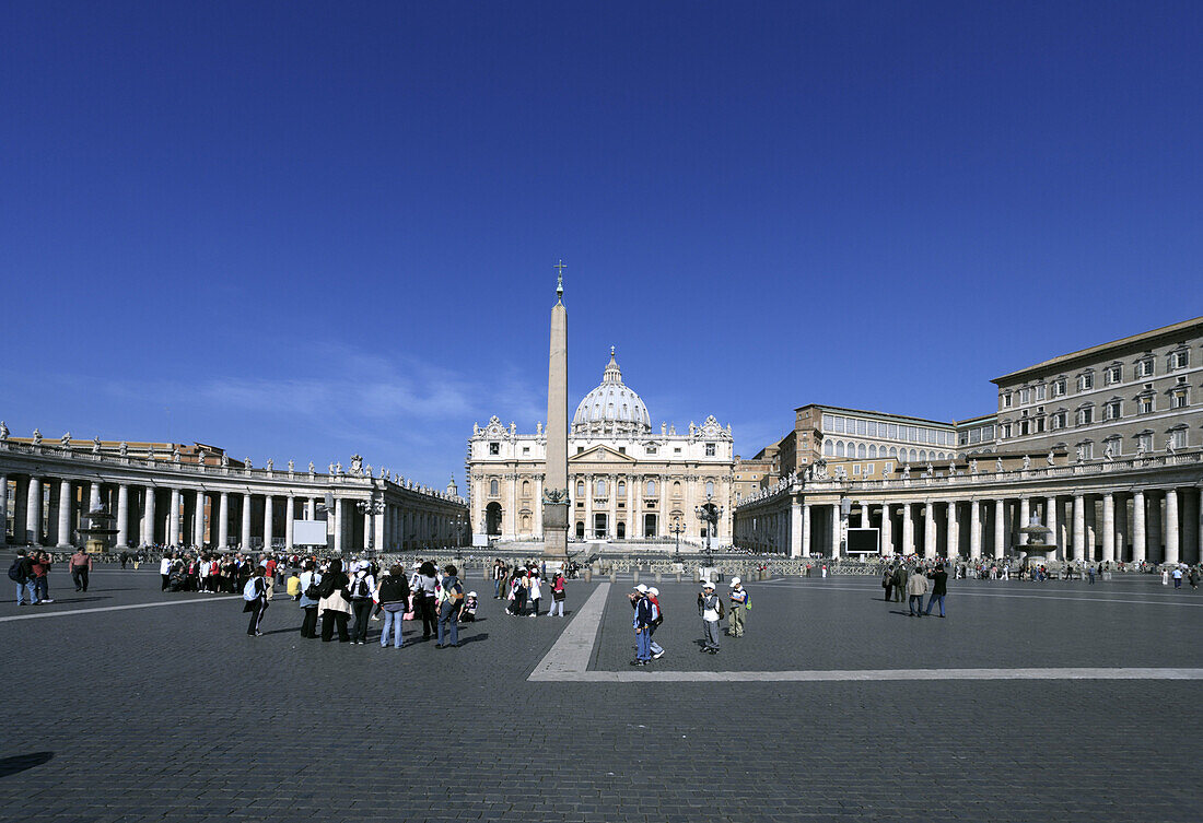 Blick über den Petersplatz zum Petersdom, Vatikanstadt, Rom, Italien