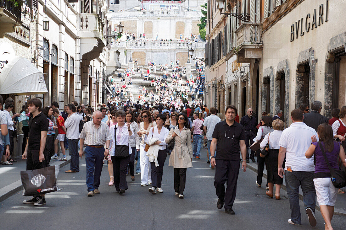 Blick entlang der Via Condotti, Spanische Treppe im Hintergrund, Rom, Italien