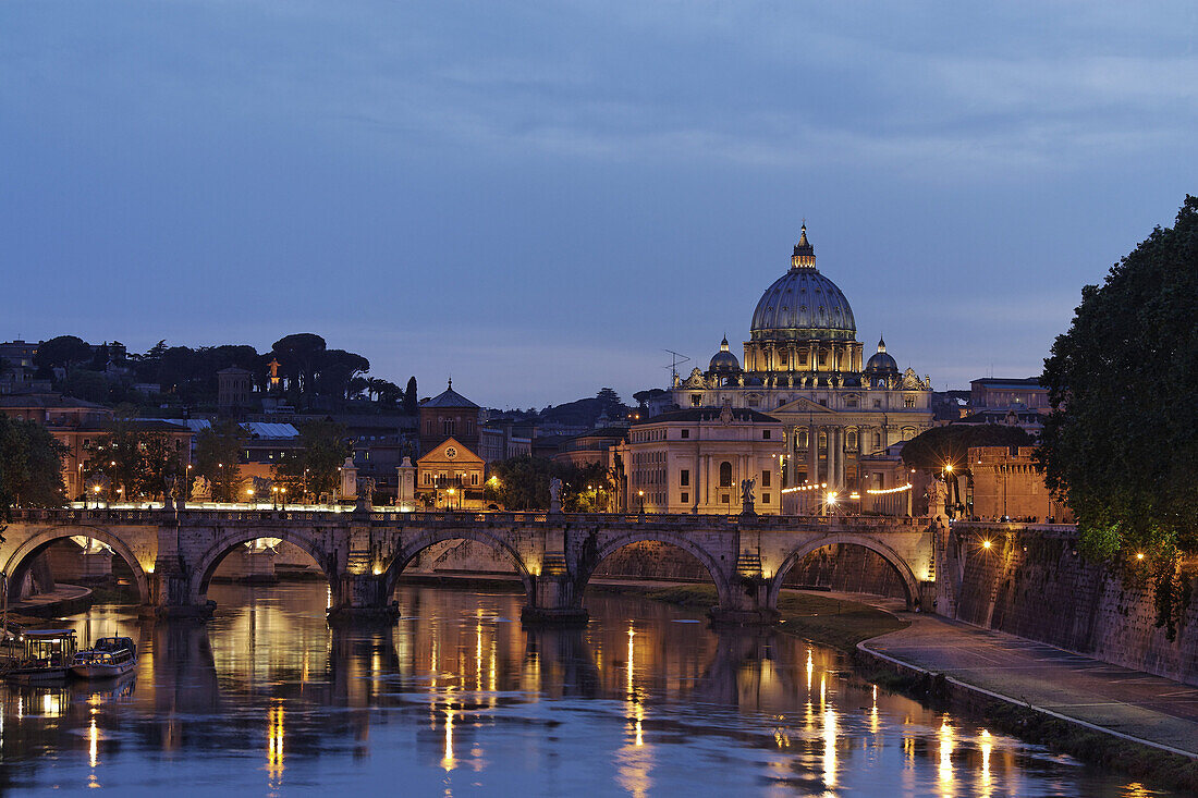 Petersdom am Abend, Vatikanstadt, Rom, Italien