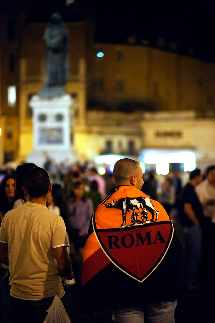 Junge Leute nachts auf dem Campo de Fiori, Rom, Italien