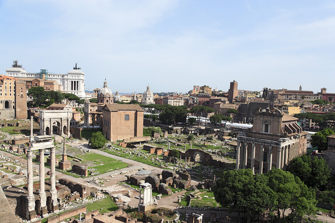 Blick über Forum Romanum mit Tempel des Antoninus Pius und der Faustina, Rom, Italien