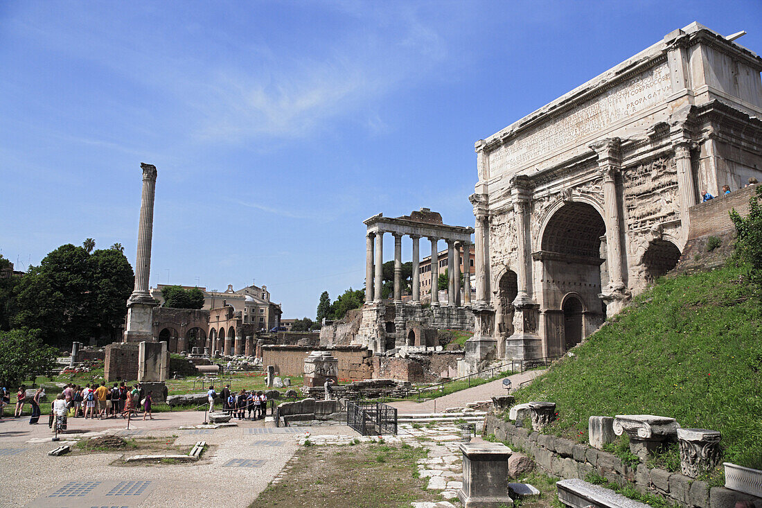 Tempel des Saturn und Septimius-Severus-Bogen, Forum Romanum, Rom, Italien