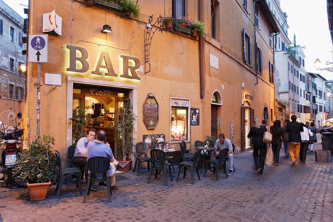 Gäste sitzen am Abend vor einer Bar, Trastevere, Rom, Italien