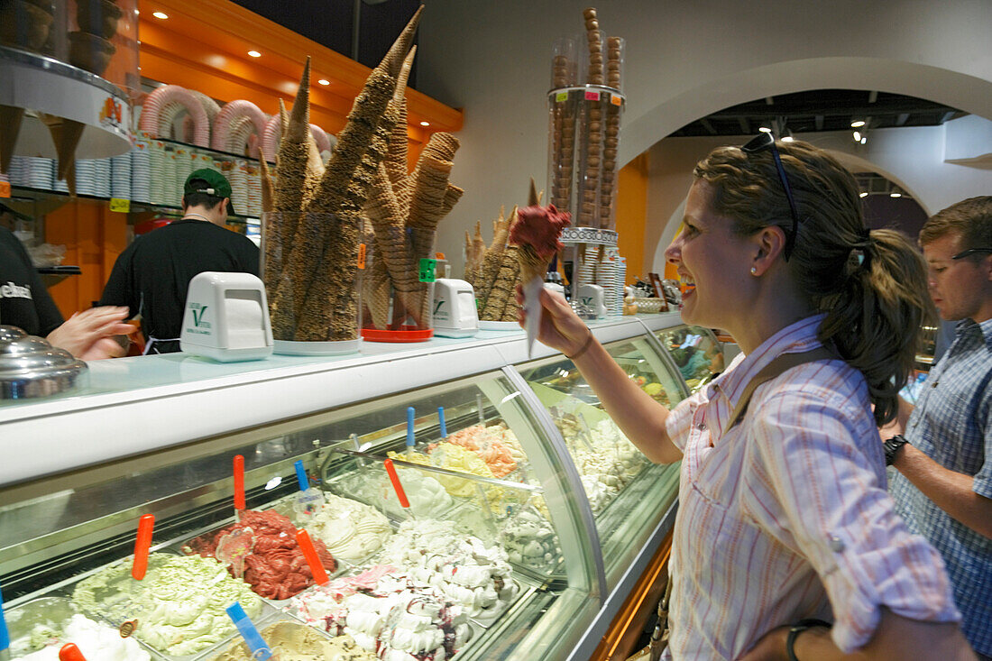 Frau kauft ein Eis in einer Gelateria, Altstadt, Rom, Italien