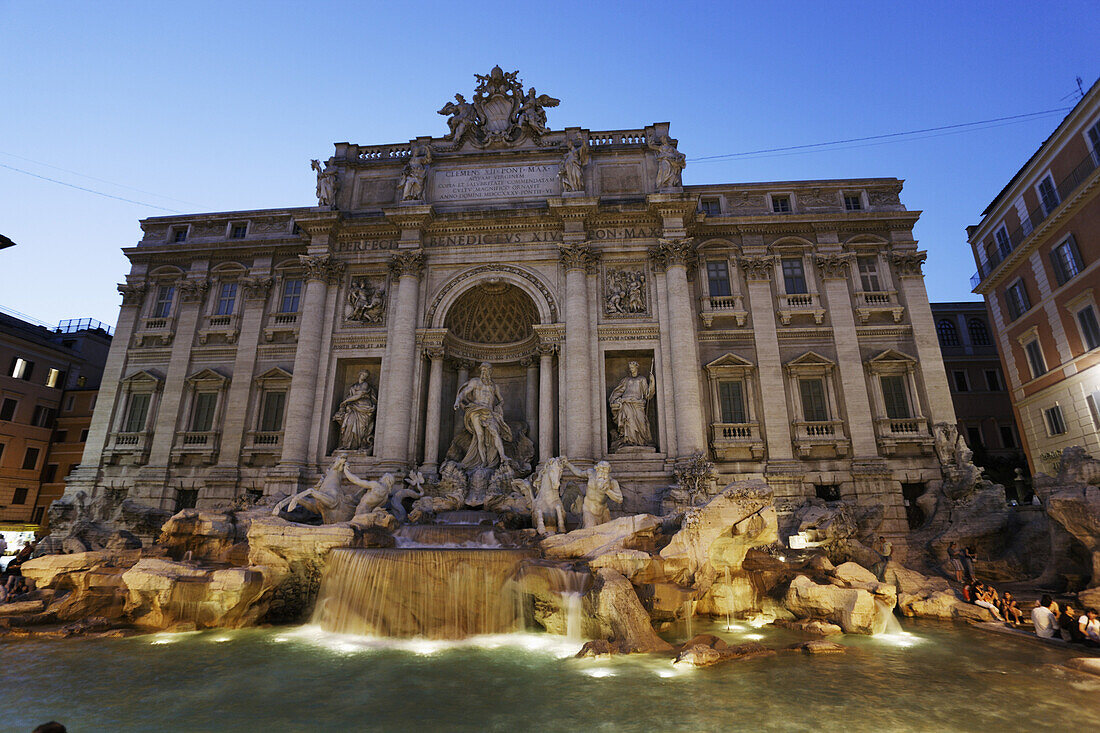 Trevi-Brunnen am Abend, Rom, Italien