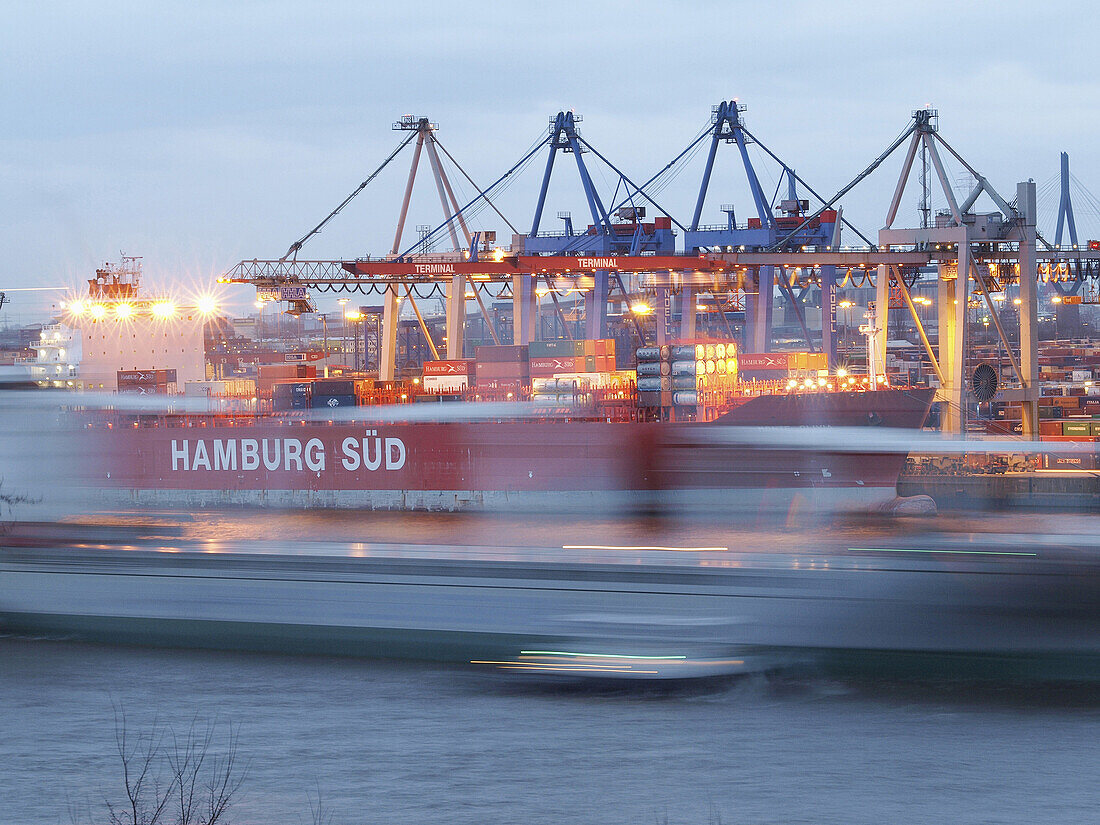 Containerhafen bei Nacht, Hamburg, Deutschland