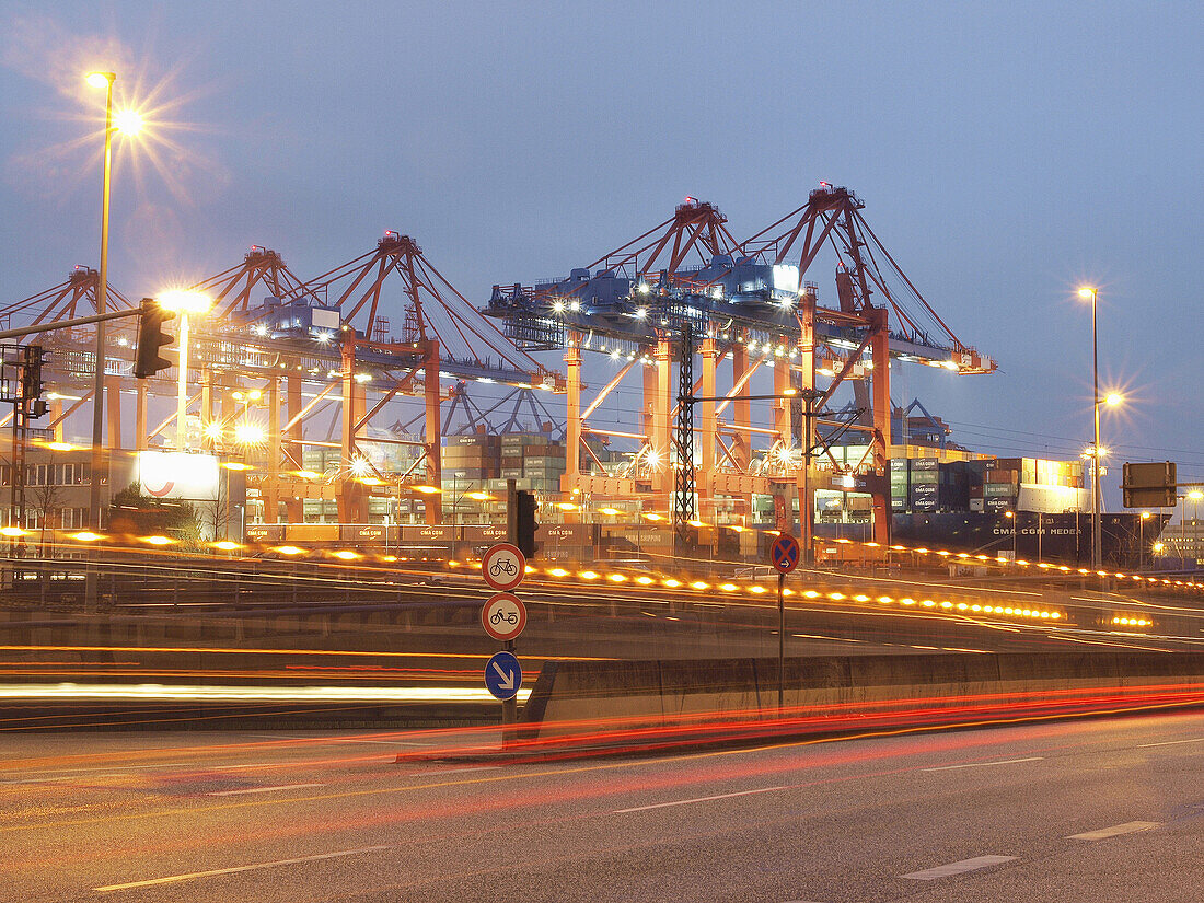 Containerhafen bei Nacht, Hamburg, Deutschland
