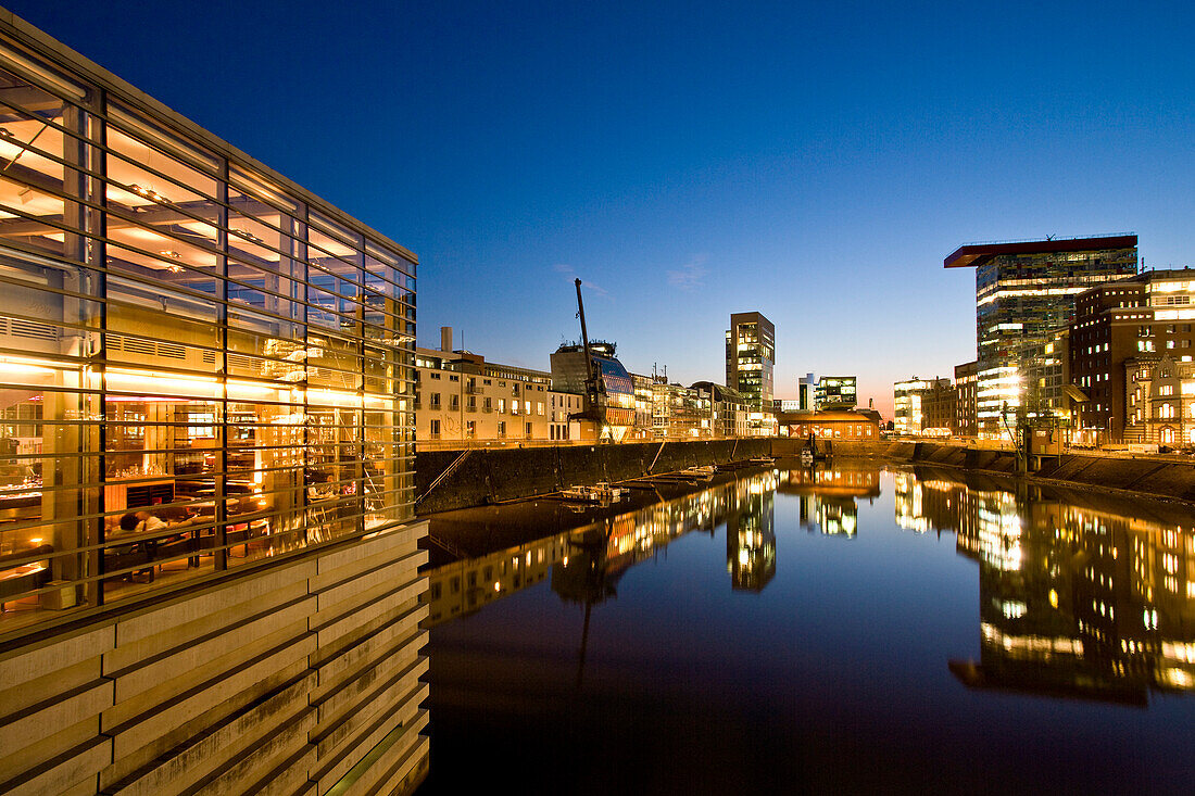 Restaurant am Wasser im Medienhafen, Düsseldorf, Nordrhein-Westfalen, Deutschland, Europa