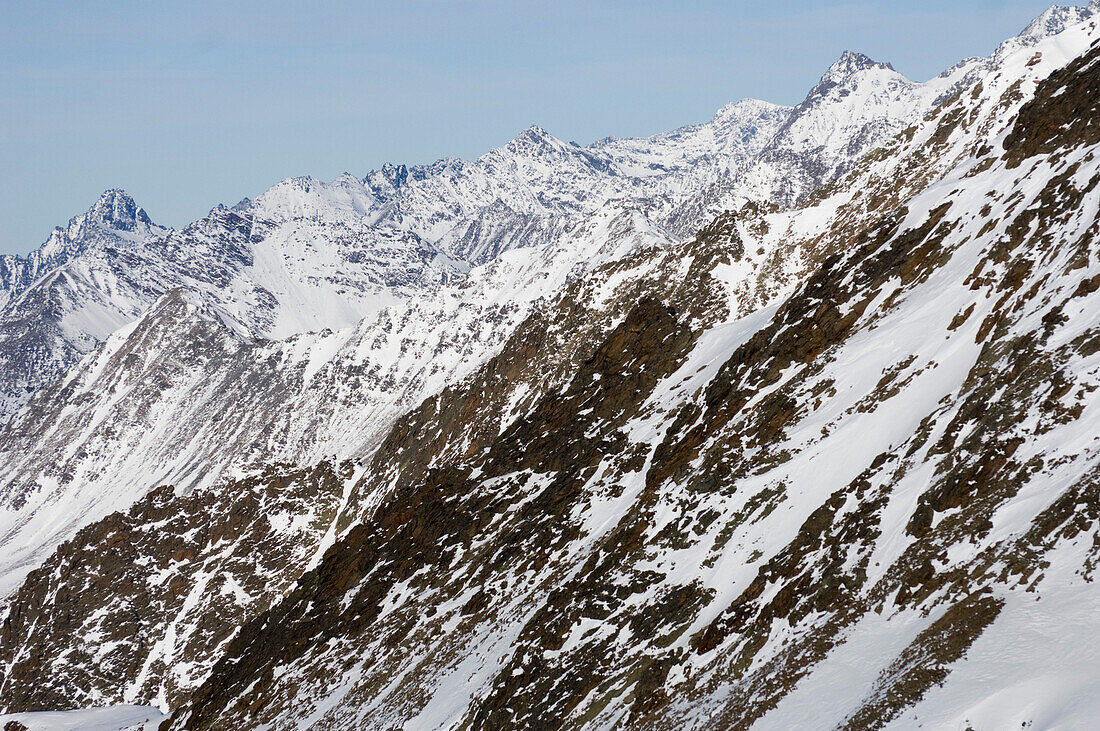 Schneebedecktes Gebirge im Schnalstal, Südtirol, Italien