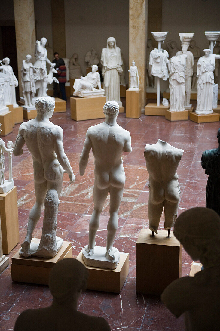 Skulpturen und Besucher im Museum für "Abgüsse Klassischer Bildwerke", Bayern, Deutschland
