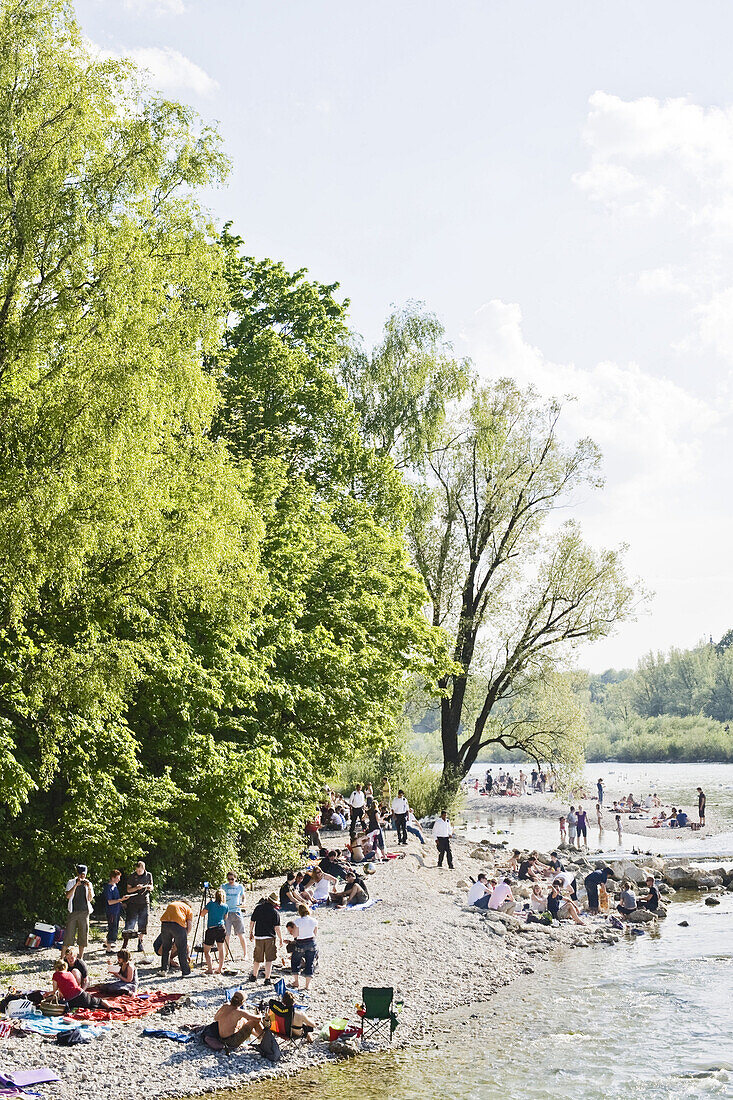 Leute erholen sich am Isarufer, Flaucher, München, Bayern, Deutschland