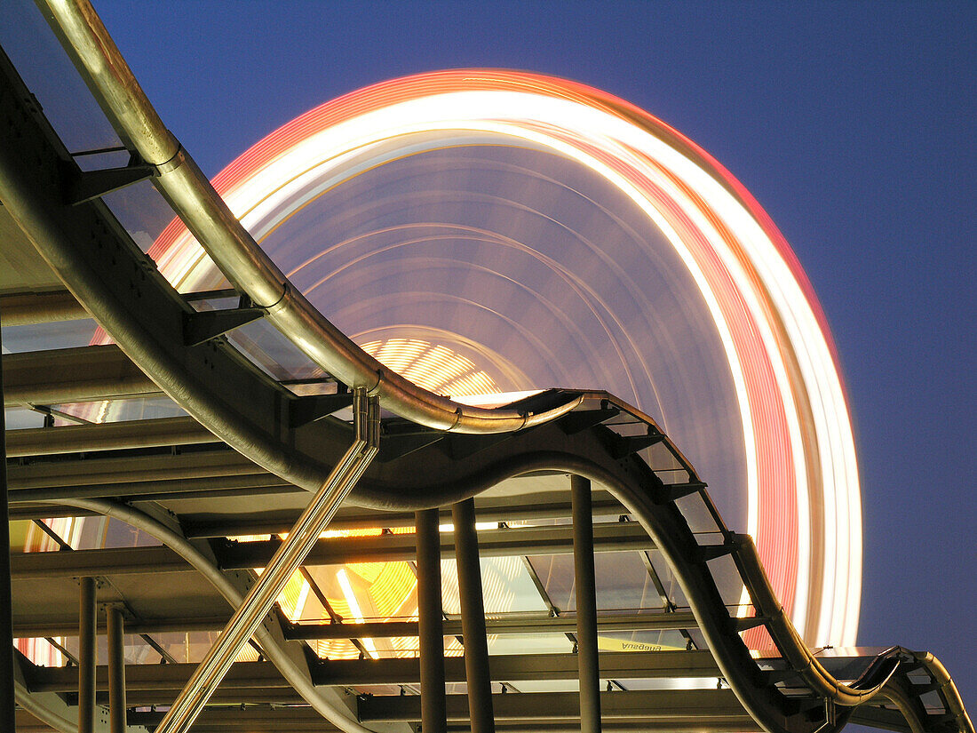 Riesenrad mit Haltestelle Sankt Pauli, Hamburg, Deutschland