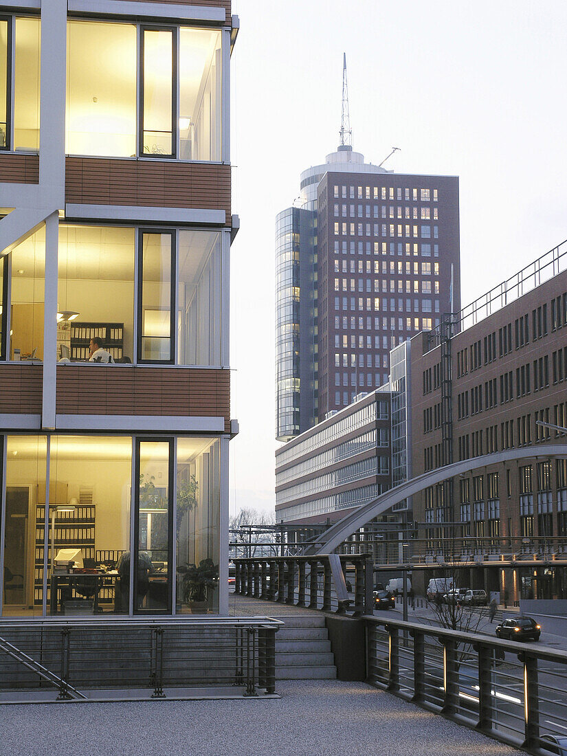 Bürogebäude in der Hafencity, Hanseatic Trade Center im Hintergrund, Hamburg, Deutschland