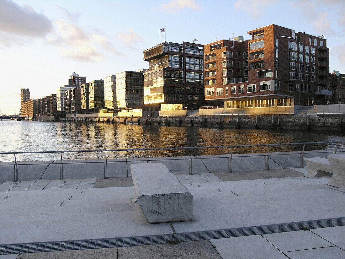 Bürogebäude und Wohngebäude in der HafenCity, Hamburg, Deutschland