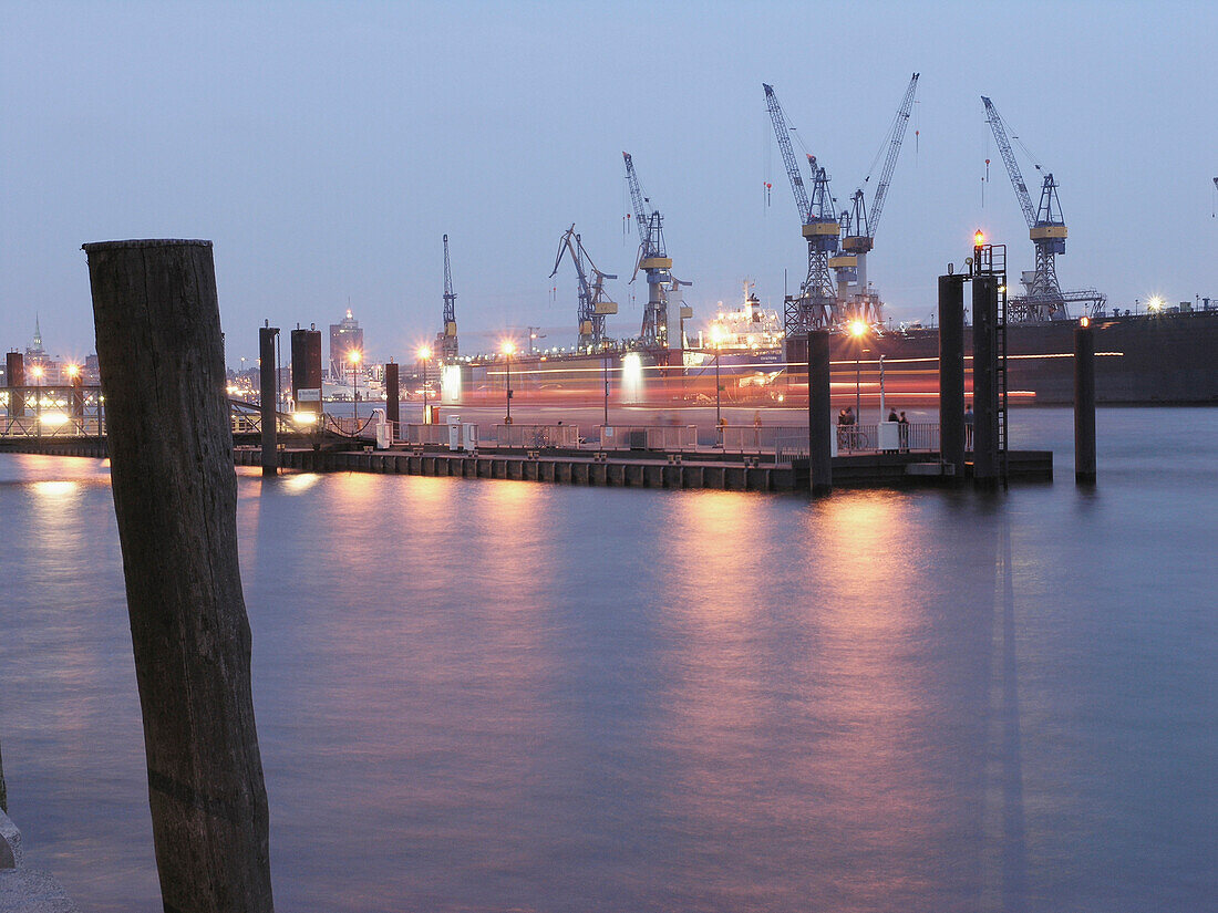 Anlegebrücke mit Blick auf die Werftanlagen, Hansestadt Hamburg, Deutschland