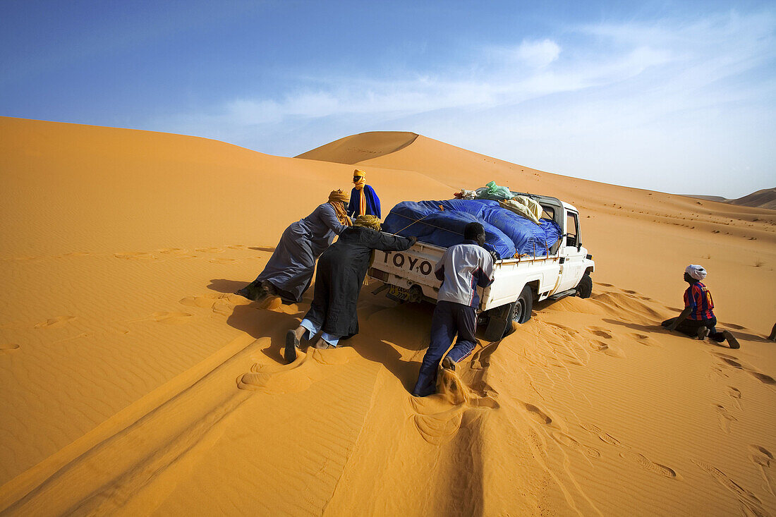 Dhan Murzuq. Getting stuck in sand dunes. Fezzan region. Sahara desert. Libia.