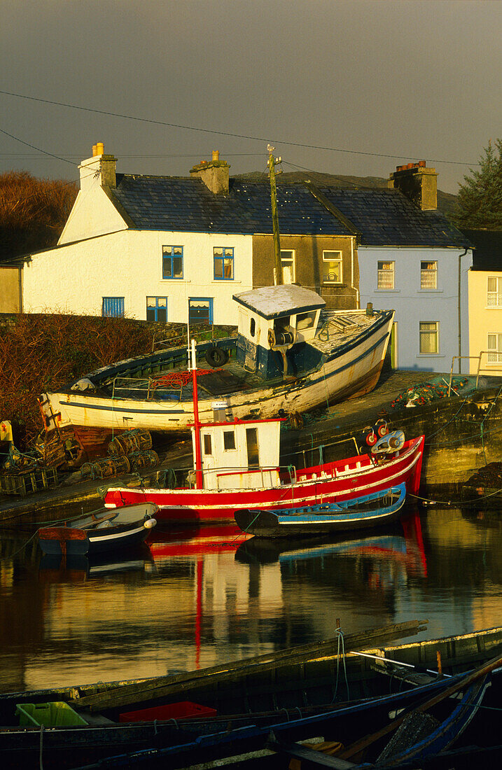 Europe, Great Britain, Ireland, Co. Galway, Connemara, fishing village of Roundstone, fishing boats at the pier