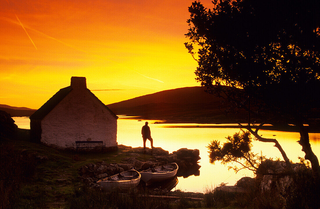 Europe, Great Britain, Ireland, Co. Galway, Connemara, cottage at the coast near Casla