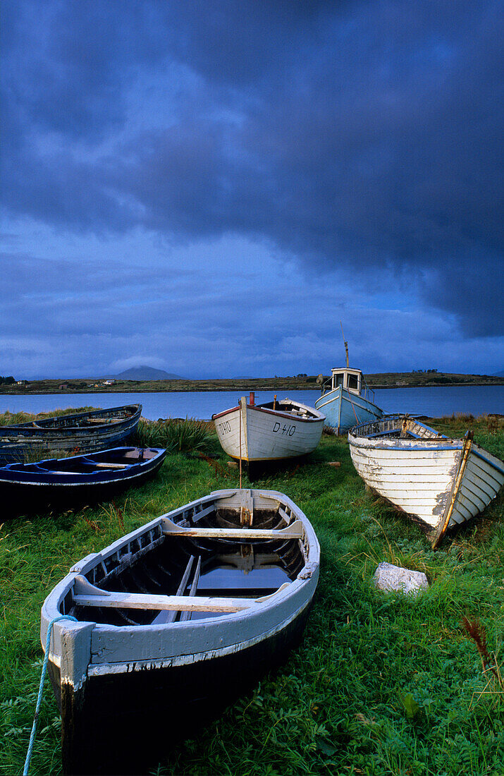 Boote in der Dogs Bay, Connemara, Co. Galway, Republik Irland, Europa