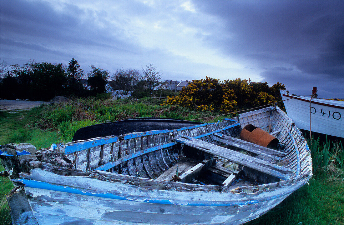 Boote in der Dog's Bay, Connemara, Co. Galway, Republik Irland, Europa