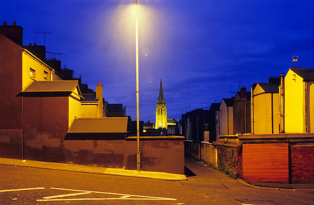 Beleuchtete Strasse in der Bogside am Abend, Derry, County Londonderry, Irland, Europa