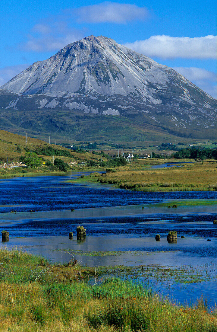 Blick über einen See auf den Mount Errigal, Derryveagh Berge, Gweendore, County Donegal, Irland, Europa