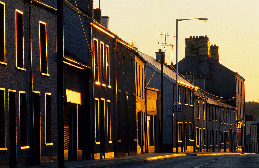 Häuserreihe im Licht der Abendsonne, Newtonstewart, County Tyrone, Irland, Europa