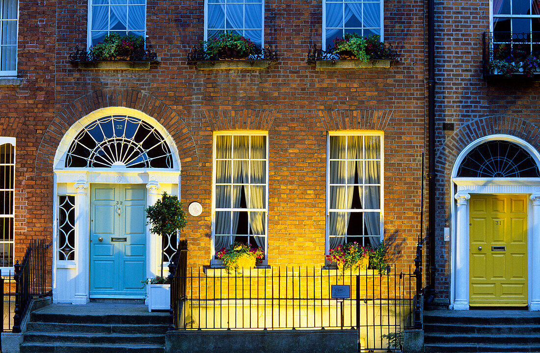 Beleuchtetes Wohnhaus in der Merrion Street Upper am Abend, Dublin, Irland, Europa