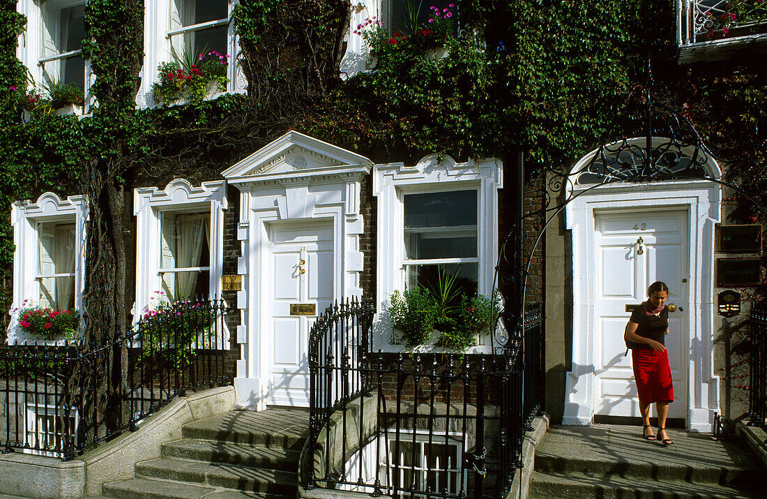 Eingänge von Wohnhäusern in St. Stephen's Green East, Dublin, Irland, Europa