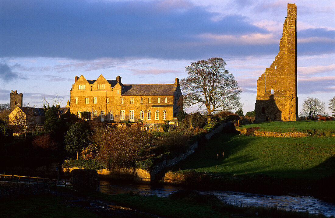 Augustinerabtei St. Marys und der gelbe Glockenturm im Licht der Abendsonne, Trim, County Meath, Irland, Europa