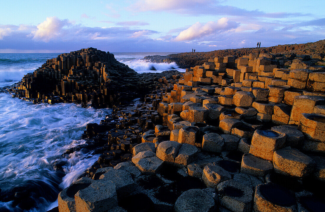 Giant’s Causeway, Nordirland, World Heritage Site, Damm des Riesen, Basaltsäulen an der Küste am Abend, County Antrim, Europa