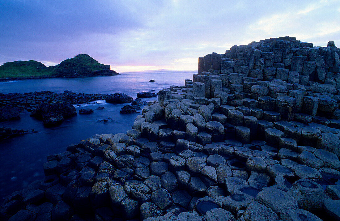 Giant’s Causeway, Nordirland, World Heritage Site, Damm des Riesen, Basaltsäulen an der Küste am Abend, County Antrim, Europa