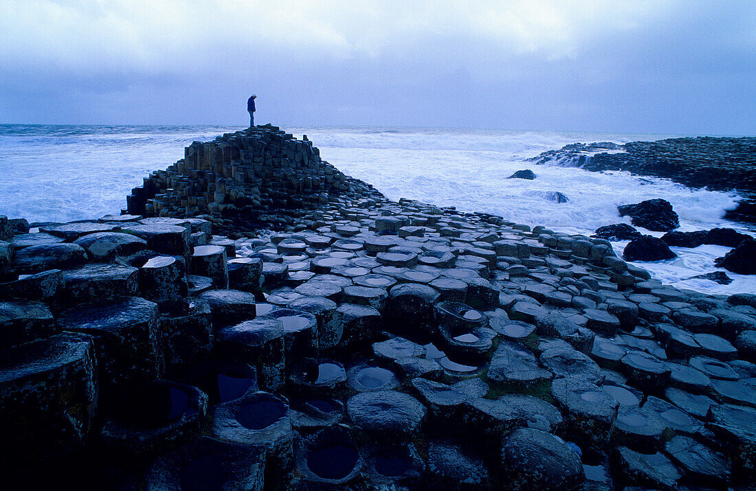 Giant’s Causeway, Nordirland, World Heritage Site, Damm des Riesen, Basaltsäulen an der Küste am Abend, County Antrim, Europa