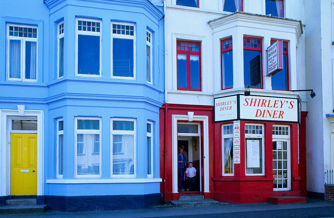 Farbenfrohe Fassaden der Häuser in Portrush, County Antrim, Irland, Europa