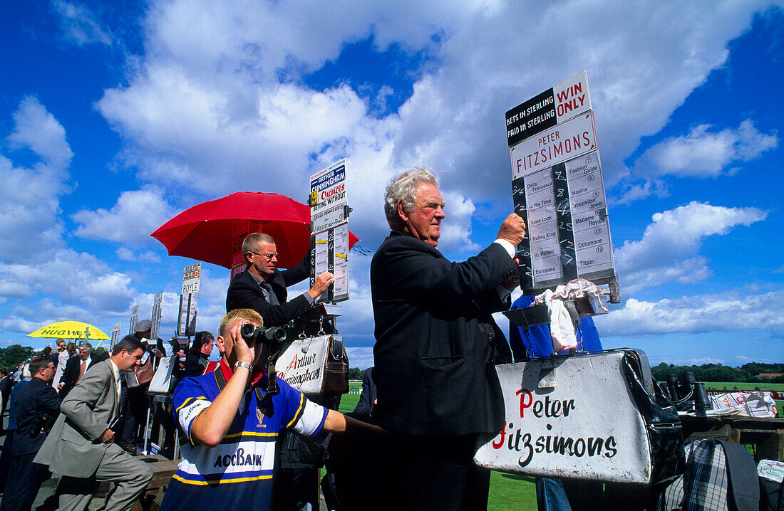 Menschen an einer Pferderennbahn unter Wolkenhimmel, Leopardstown, County Dublin, Irland, Europa